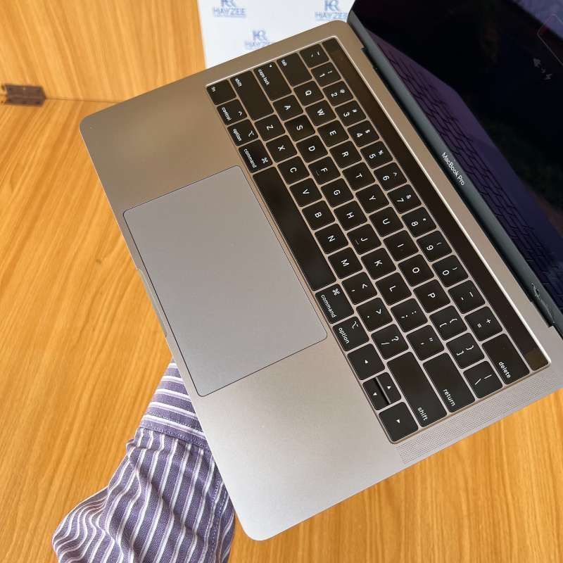 MacBook Pro (Retina, 13 inches, 2018) | 2.7GHz Quad-Core i7 | 16GB RAM - 512GB SSD