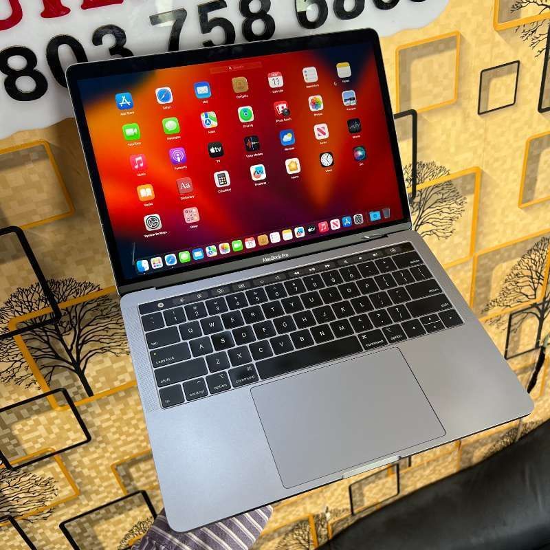 MacBook Pro (Retina, 13 inches, 2018) | 2.7GHz Quad-Core i7 | 16GB RAM - 512GB SSD