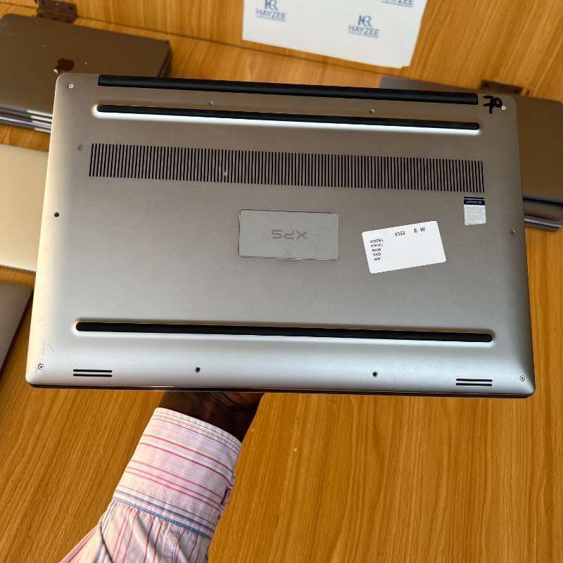 Dell XPS 15 9550 | Intel Core i7 (8CPUs @2.6GHz) | 16GB RAM Dell XPS 15 9550 | Intel Core i7 (8CPUs @2.6GHz) | 16GB RAM