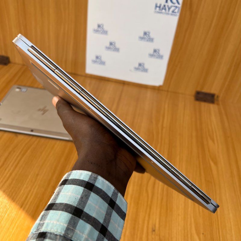 HP EliteBook Folio G1 | Intel Core m5 (4 CPUs) | 8GB RAM - 256GB