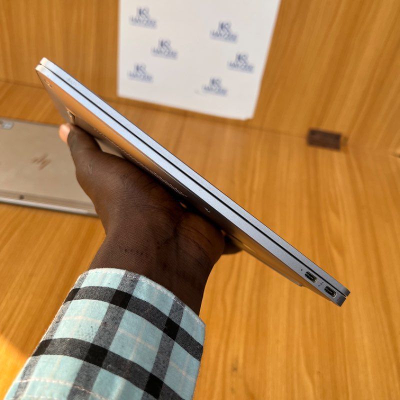 HP EliteBook Folio G1 | Intel Core m5 (4 CPUs) | 8GB RAM - 256GB