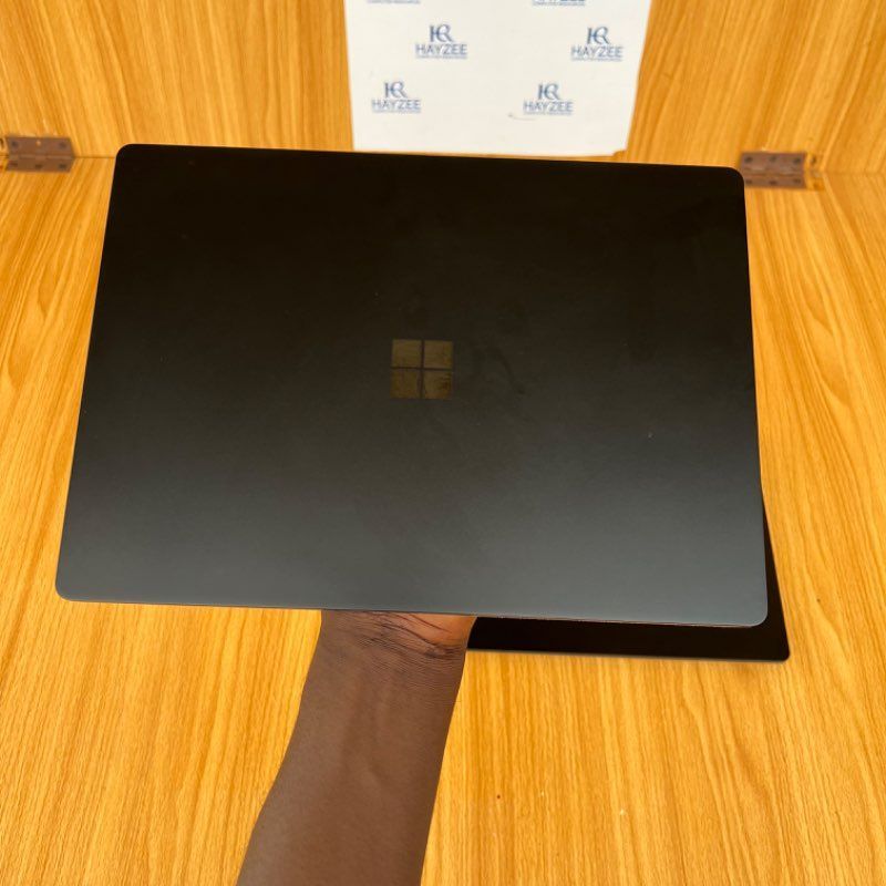 Microsoft Surface Laptop 2 | Intel Core i7 (8 CPUs @2.1GHz) | 16GB