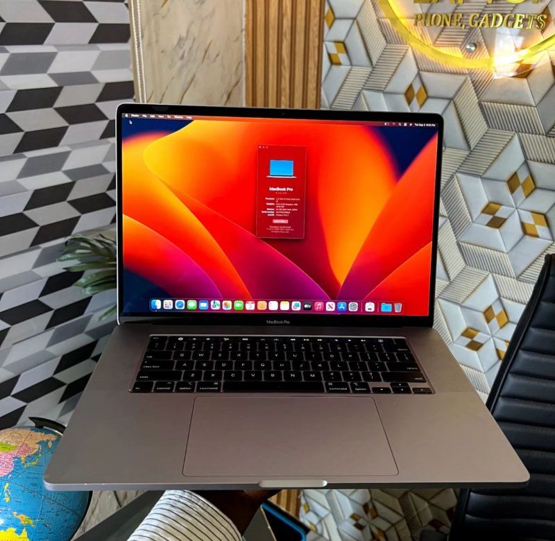 良品 Macbook Pro 2019-16inch-Office 付き MacBook Pro (16-inch, 2019) | 2.4GHz 8-Core, intel Core i9