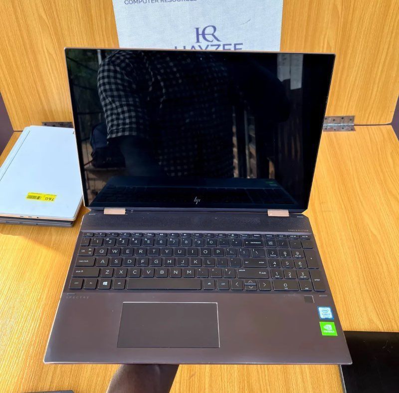 HP Spectre x360 Convertible 15-df0xxx | Intel Core i7 (8CPUs