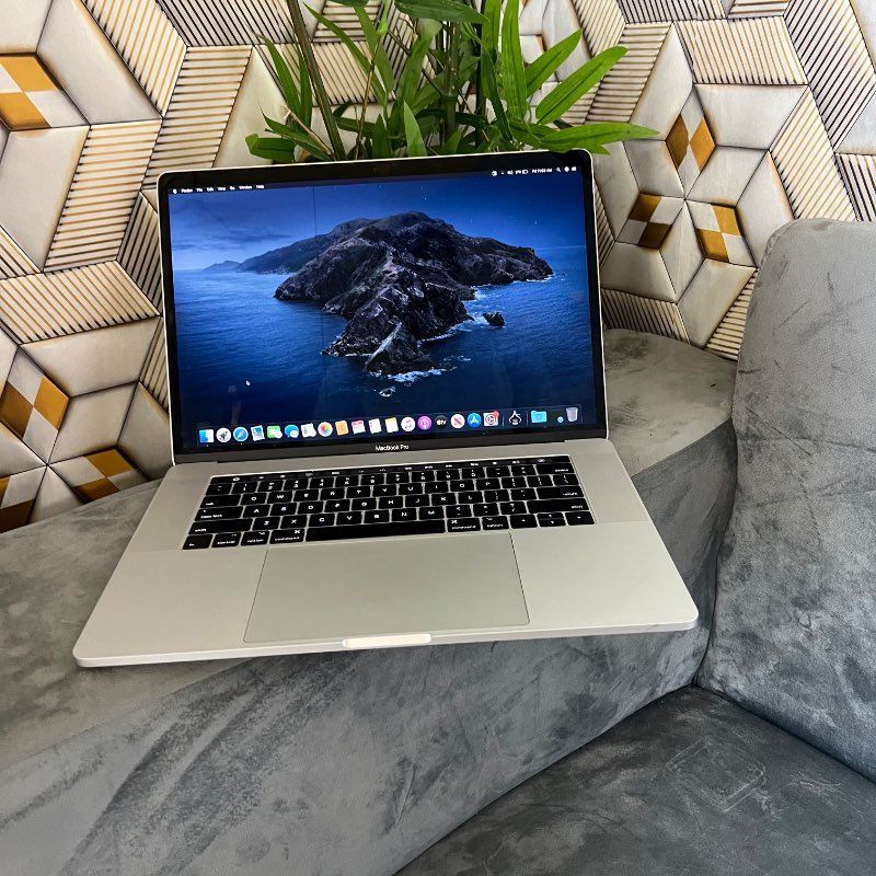 美品　MacBook Pro 15 inch 2016 512G 2016 Apple MacBook Pro 15-inch i7 2.7GHz 16GB RAM 512GB SSD