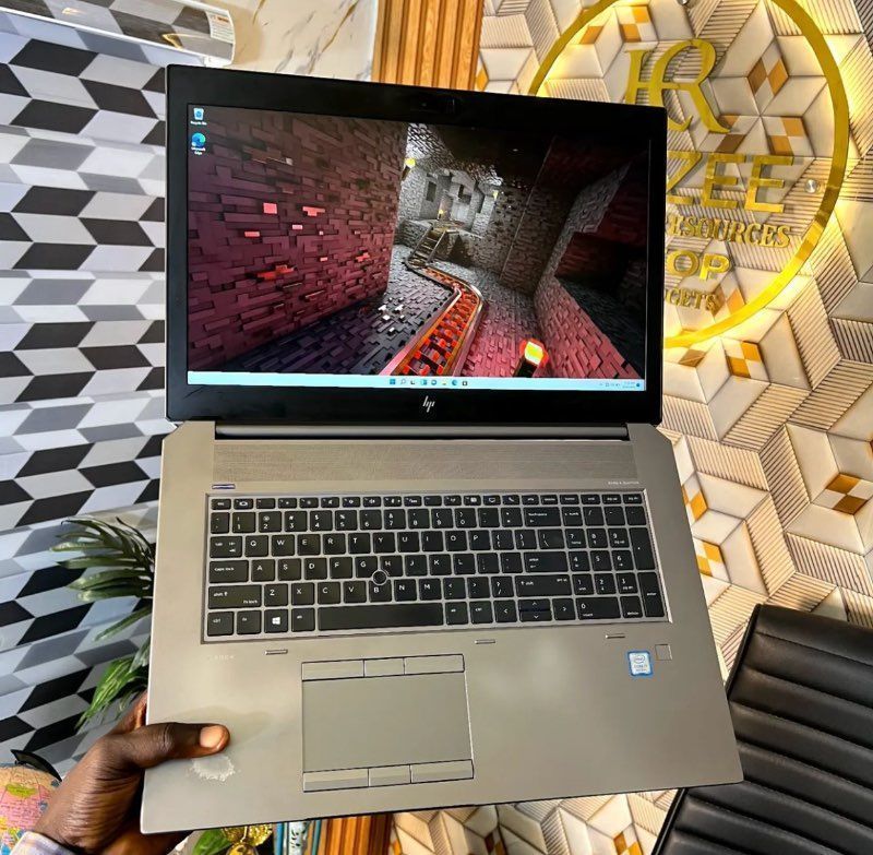 HP Zbook 17 G5 | Intel Core i7 (12CPUs @2.2GHz) | 16GB RAM - 512GB